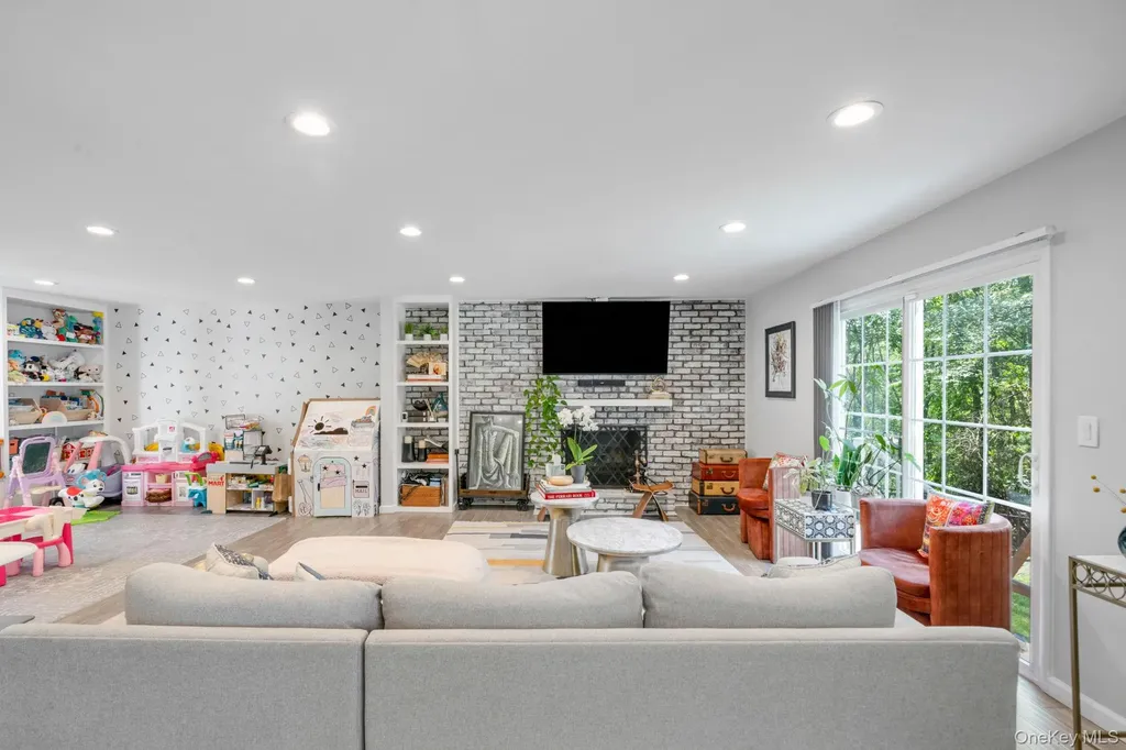 8 Leroy Court Commack NY 11725