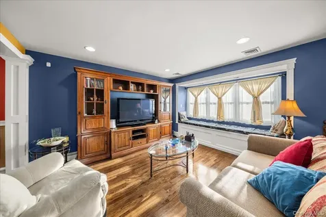 211 Washington Avenue Brentwood NY 11717