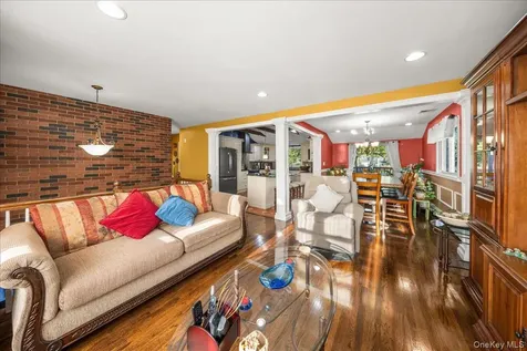 211 Washington Avenue Brentwood NY 11717