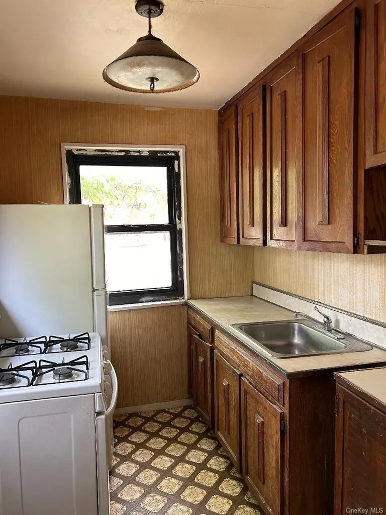 163-30 17th Whitestone NY 11357