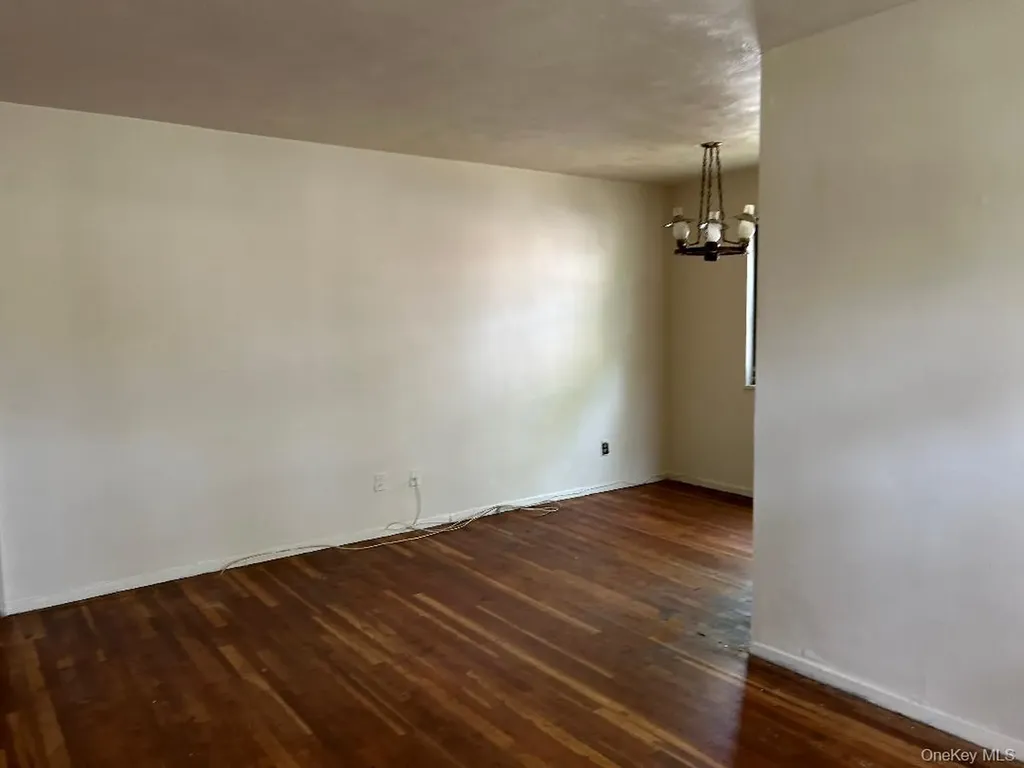 163-30 17th Whitestone NY 11357