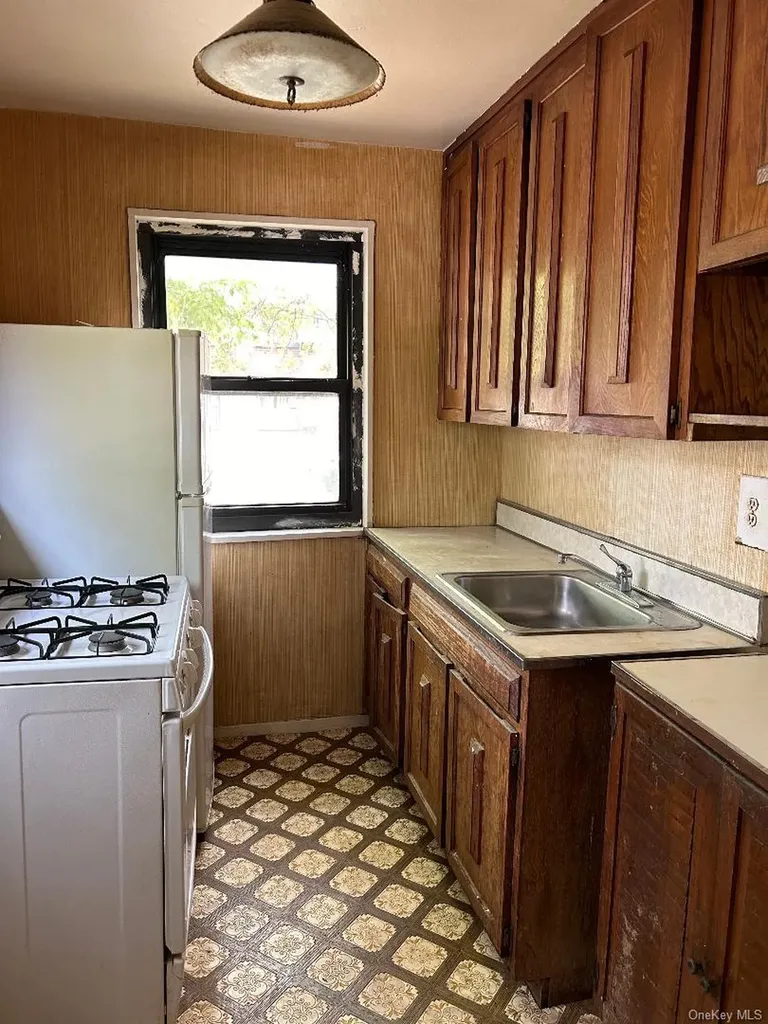 163-30 17th Whitestone NY 11357