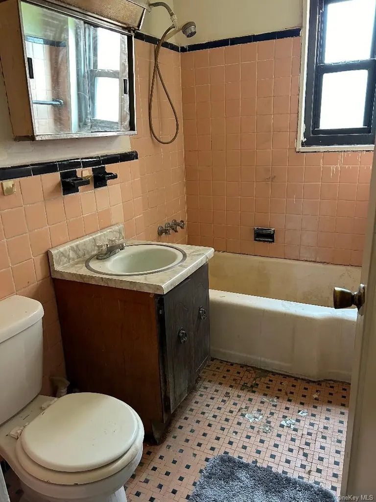 163-30 17th Whitestone NY 11357