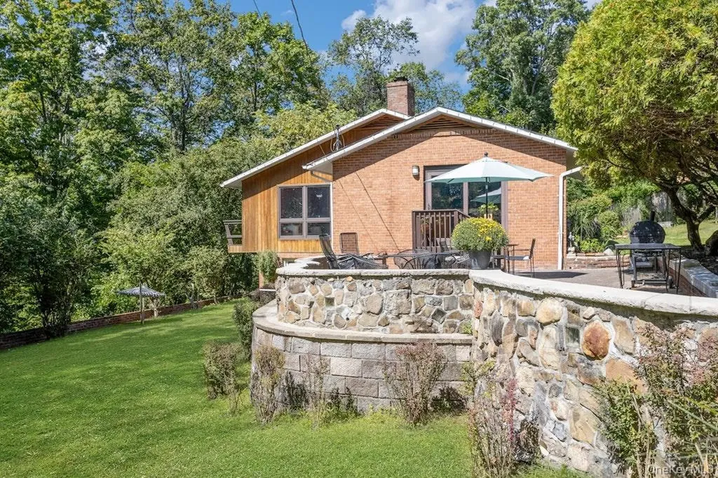 2 Buttermilk Falls Nyack NY 10960