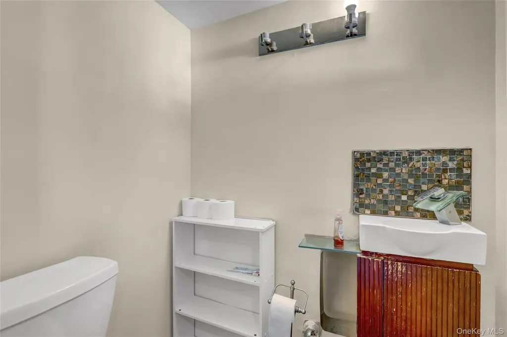 985 North Drive Merrick NY 11566