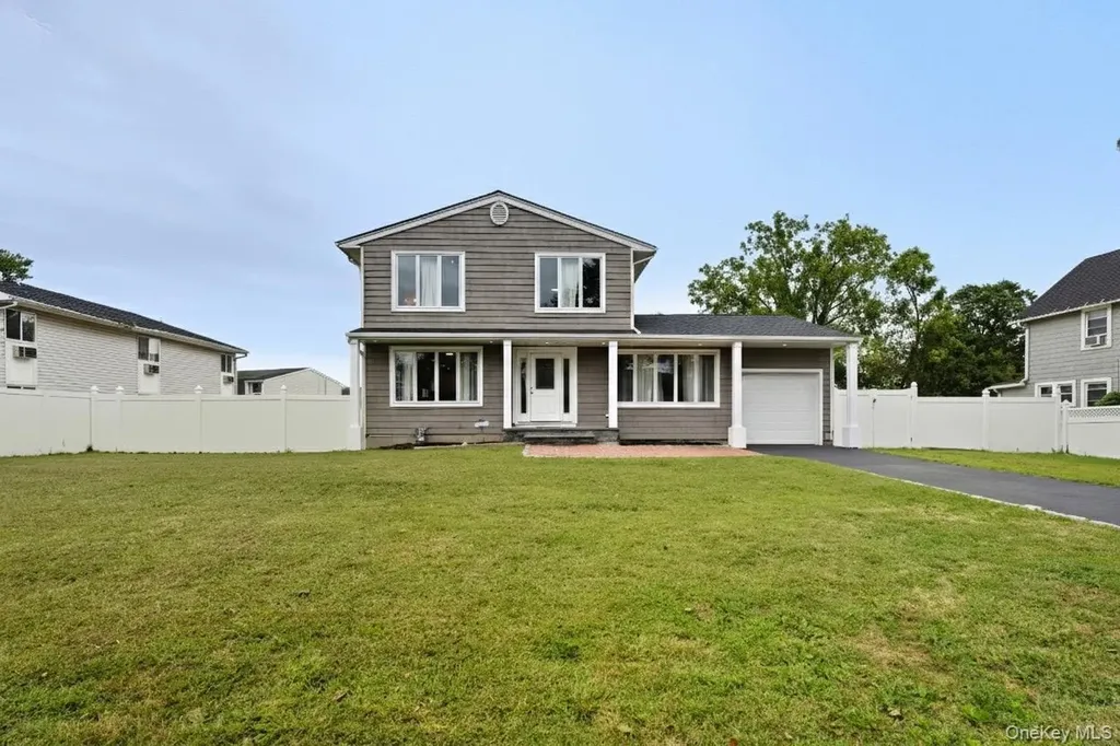 27 E Neck Court West Babylon NY 11704