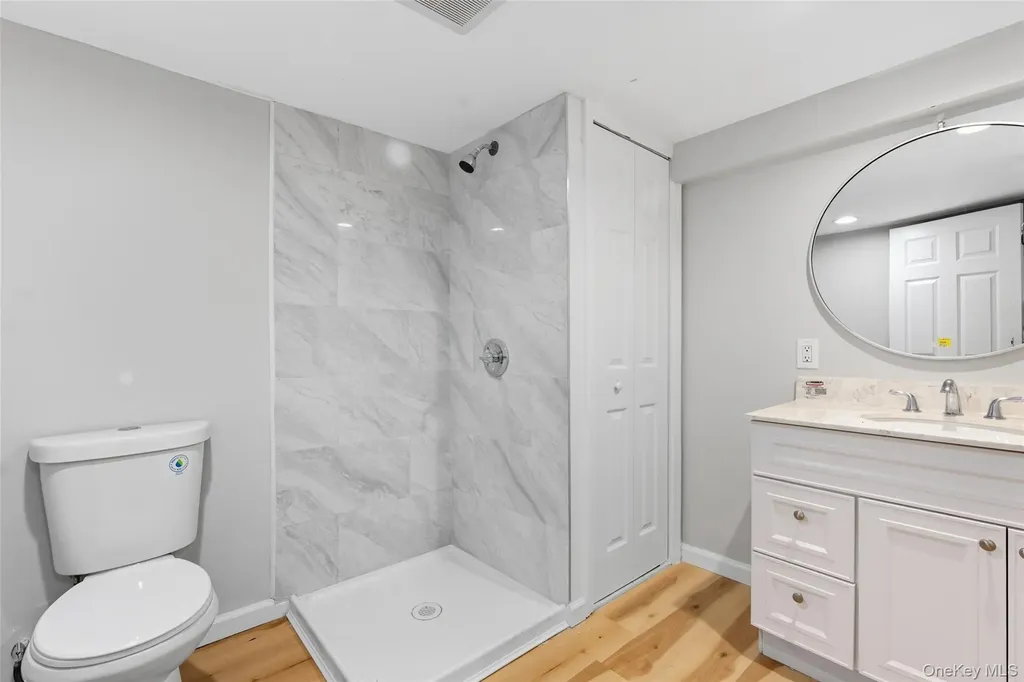 27 E Neck Court West Babylon NY 11704