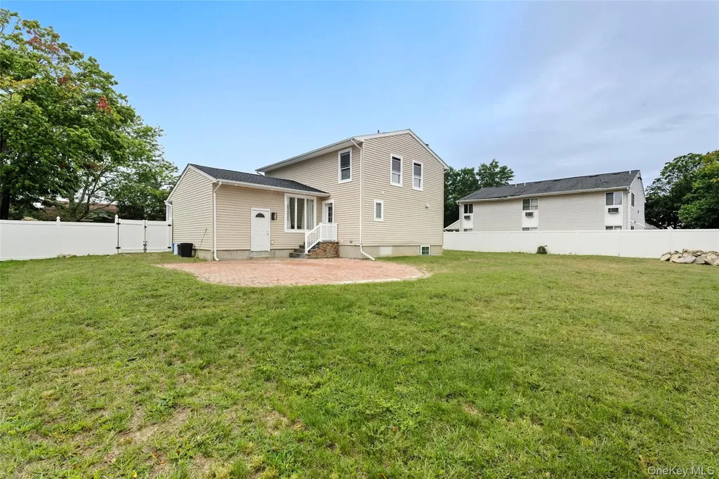 27 E Neck Court West Babylon NY 11704