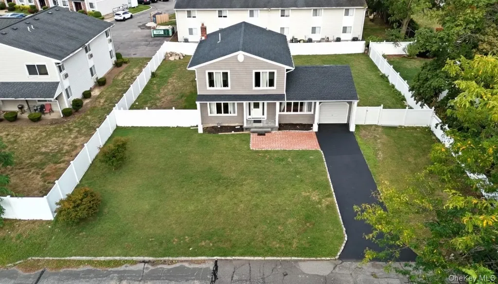 27 E Neck Court West Babylon NY 11704