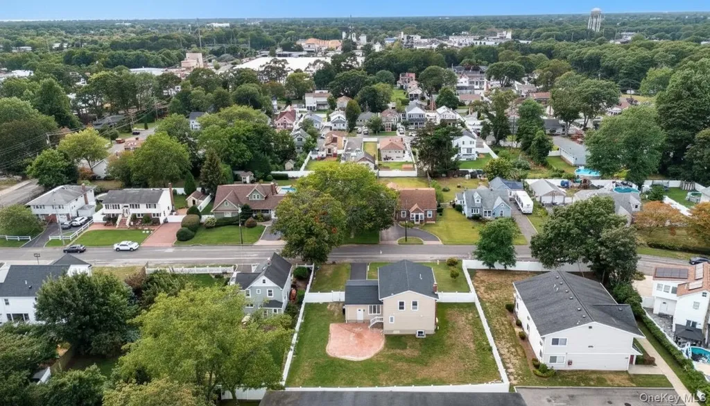 27 E Neck Court West Babylon NY 11704