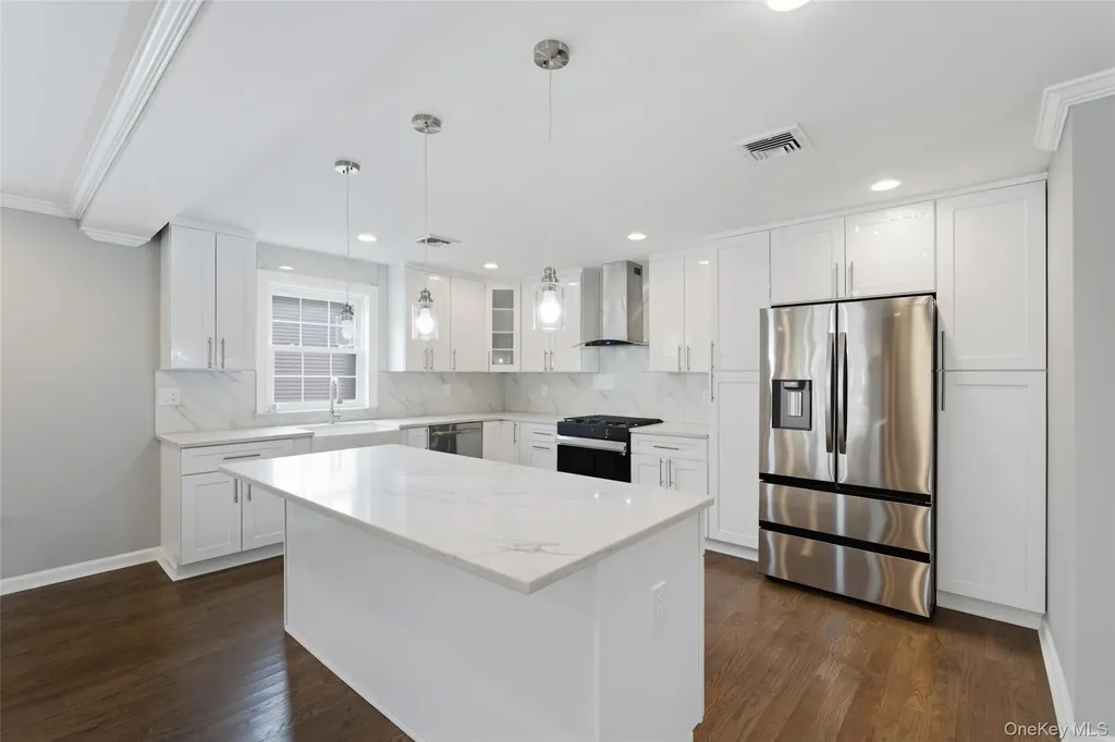 27 E Neck Court West Babylon NY 11704