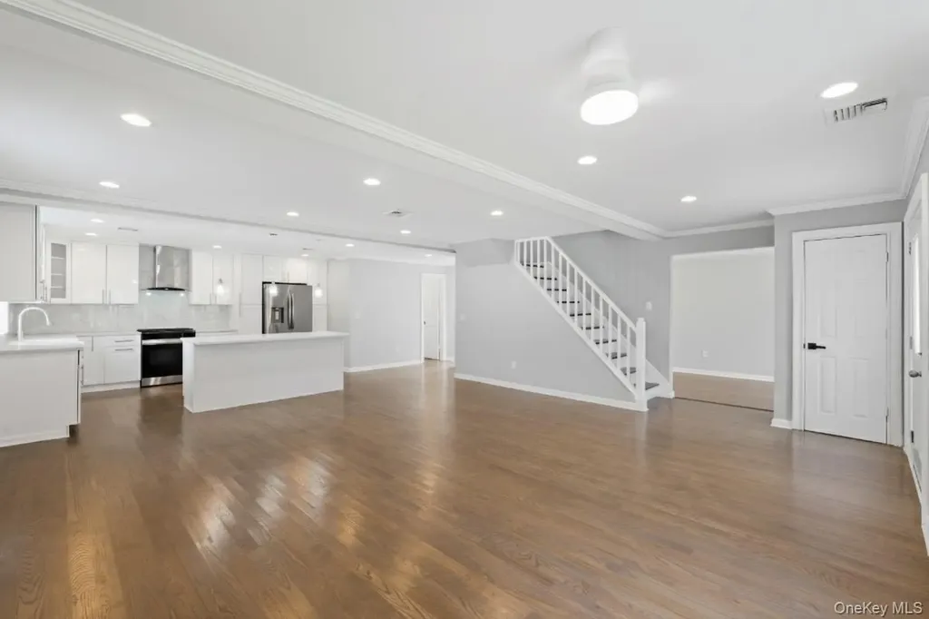 27 E Neck Court West Babylon NY 11704