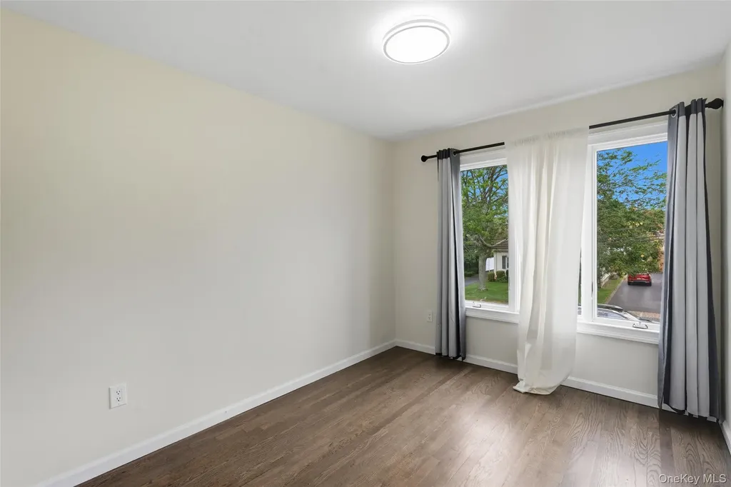 27 E Neck Court West Babylon NY 11704
