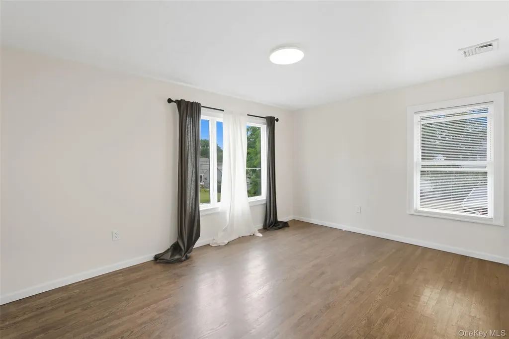 27 E Neck Court West Babylon NY 11704