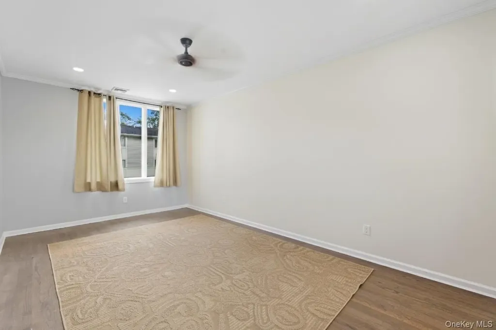 27 E Neck Court West Babylon NY 11704