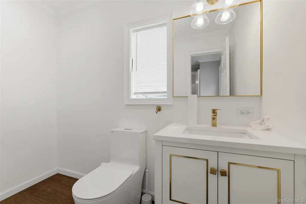 27 E Neck Court West Babylon NY 11704