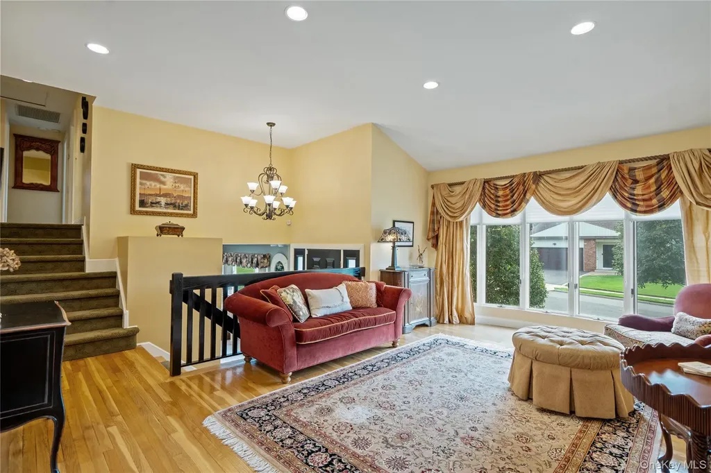 17 Jody Lane Plainview NY 11803