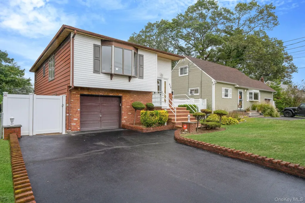 813 Windmill Avenue West Babylon NY 11704
