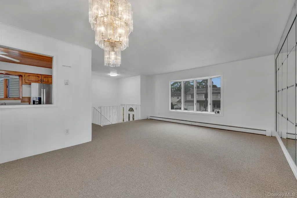 813 Windmill Avenue West Babylon NY 11704