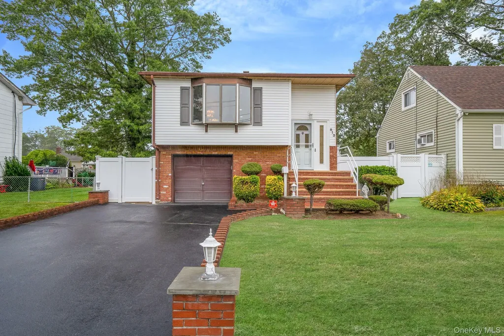 813 Windmill Avenue West Babylon NY 11704