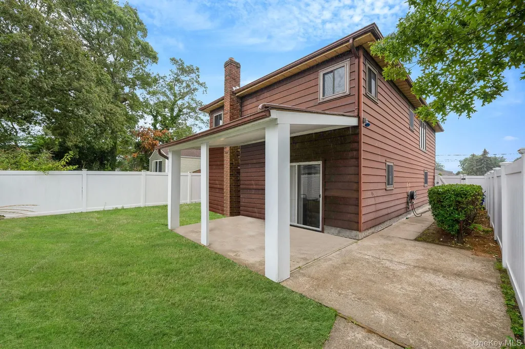 813 Windmill Avenue West Babylon NY 11704