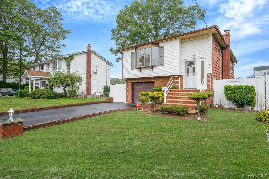 813 Windmill Avenue West Babylon NY 11704