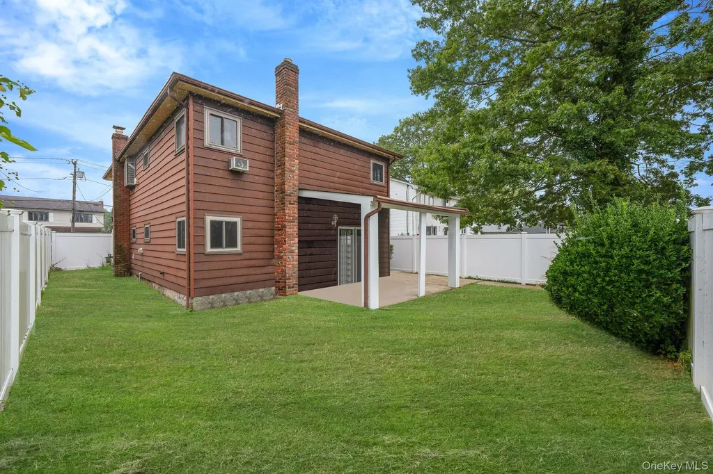 813 Windmill Avenue West Babylon NY 11704