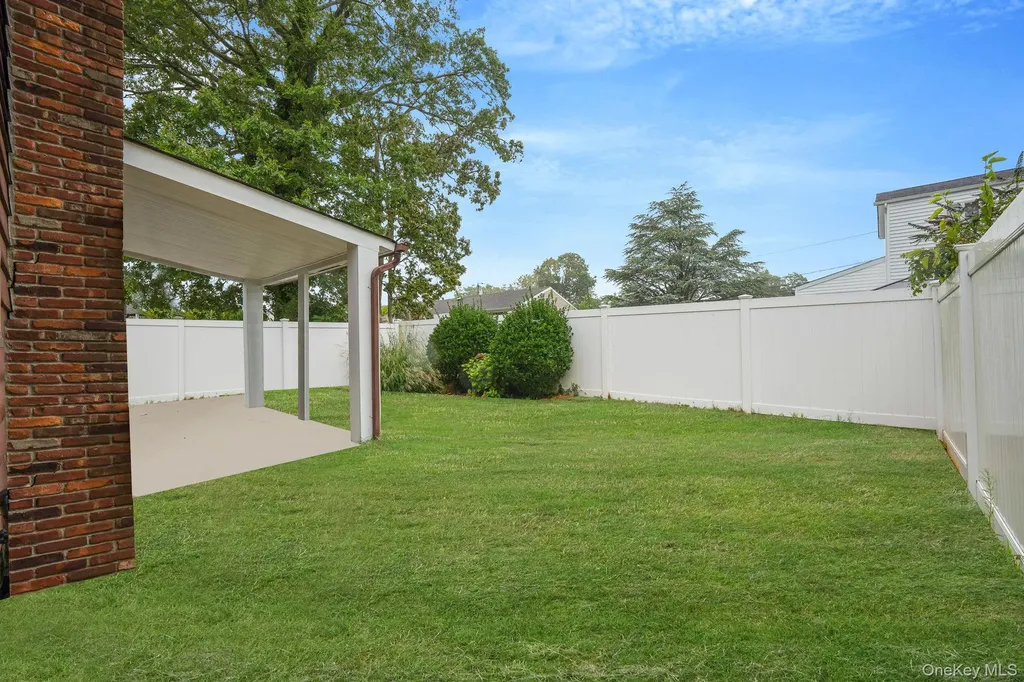 813 Windmill Avenue West Babylon NY 11704