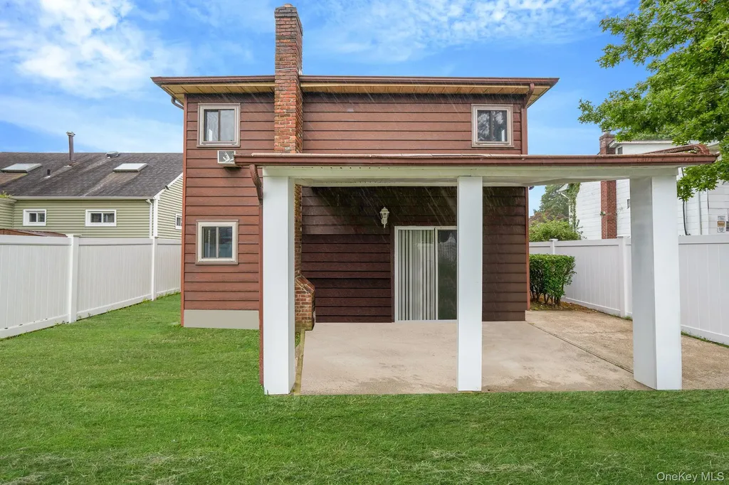 813 Windmill Avenue West Babylon NY 11704