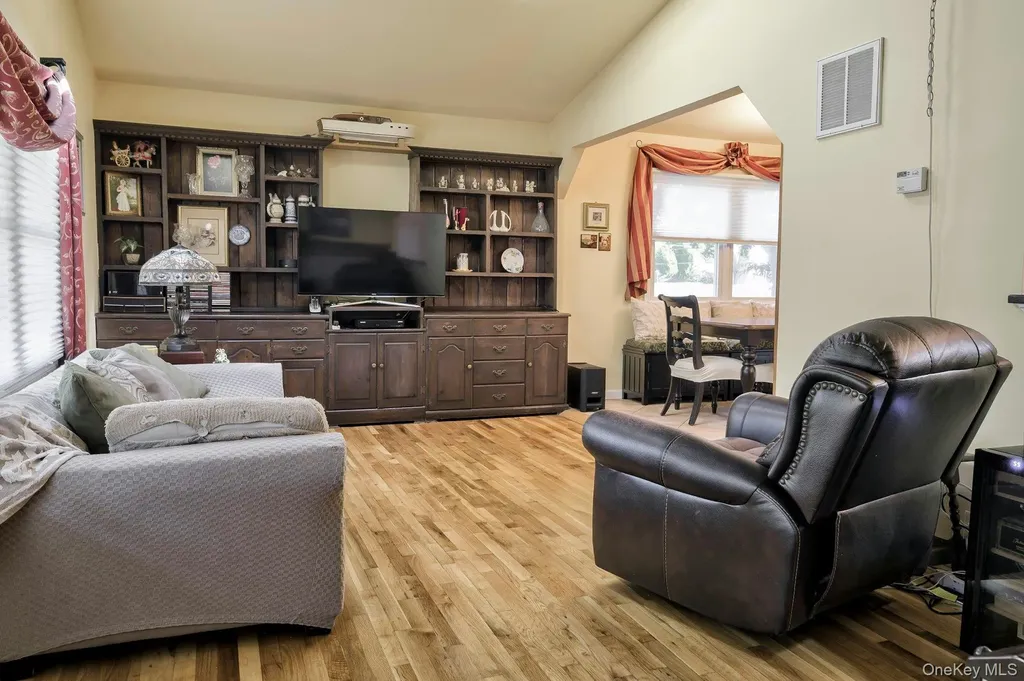 4 E Hill Drive Smithtown NY 11787