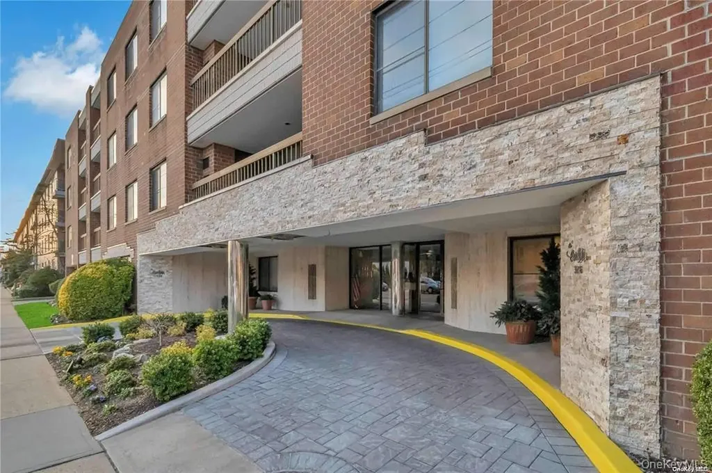 376 Central Avenue Lawrence NY 11559