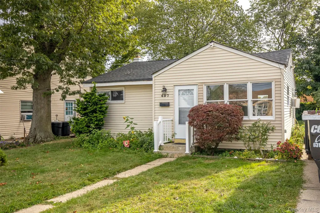 457 N Monroe Avenue Lindenhurst NY 11757