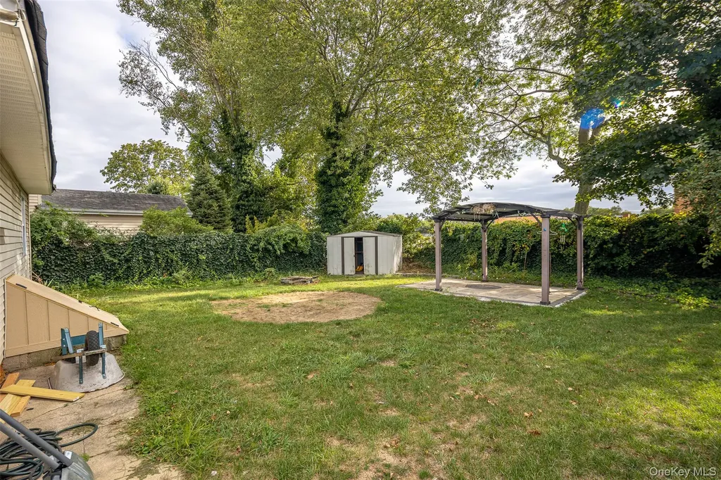 457 N Monroe Avenue Lindenhurst NY 11757