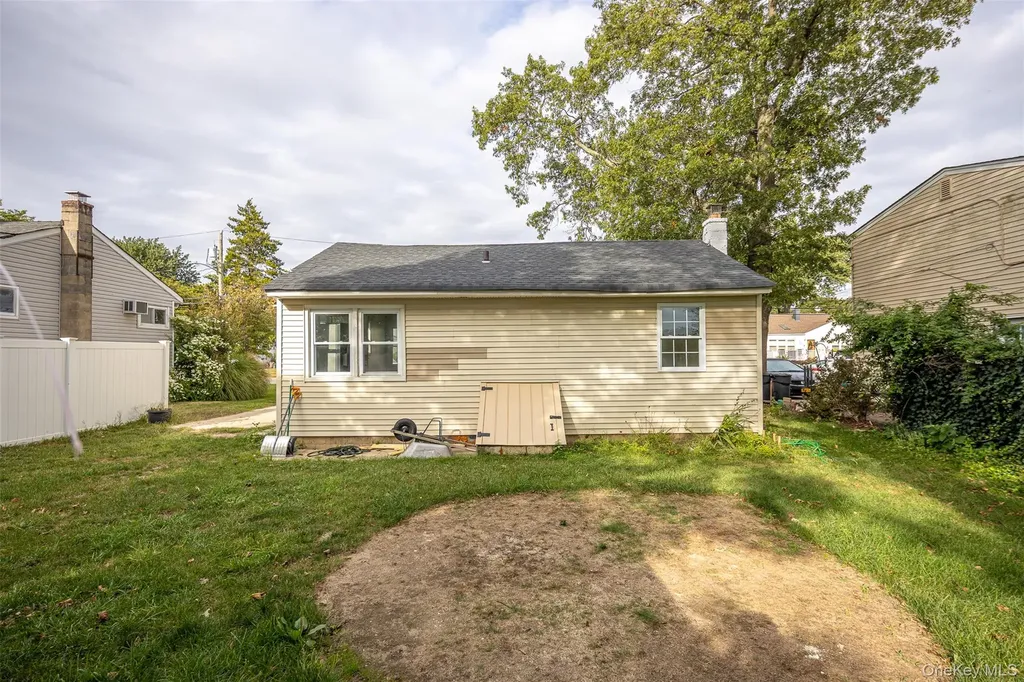 457 N Monroe Avenue Lindenhurst NY 11757