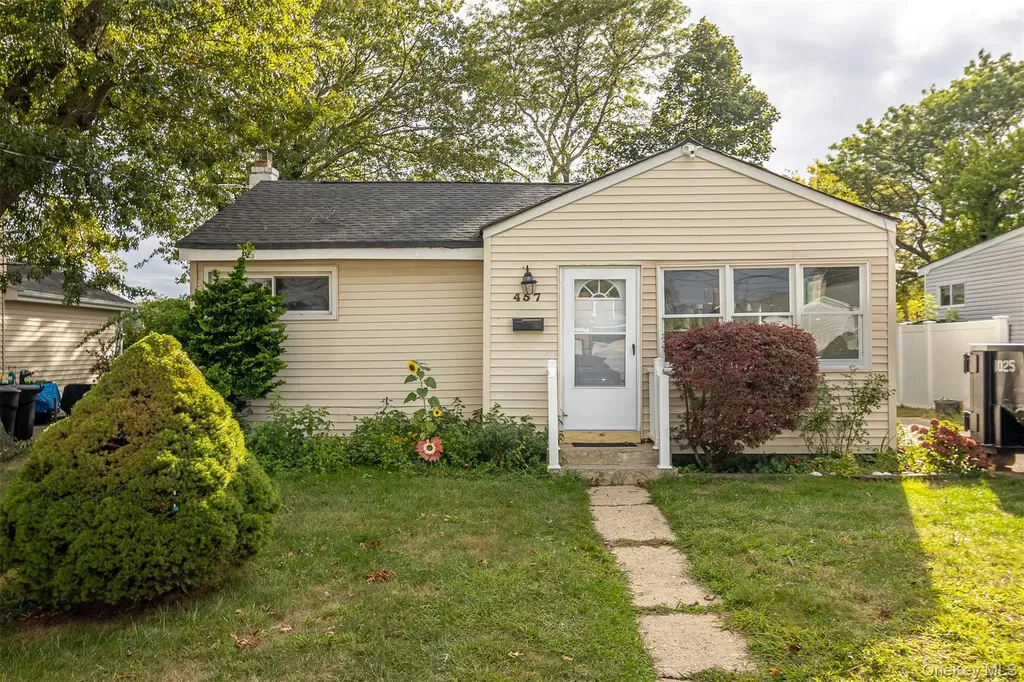 457 N Monroe Avenue Lindenhurst NY 11757