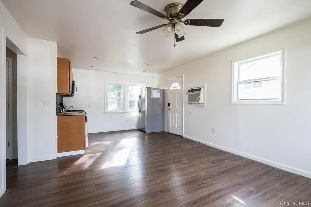 457 N Monroe Avenue Lindenhurst NY 11757