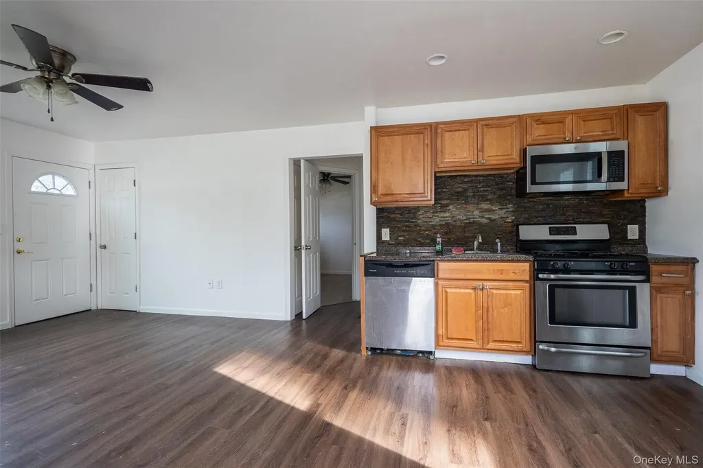 457 N Monroe Avenue Lindenhurst NY 11757