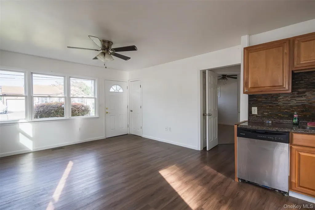 457 N Monroe Avenue Lindenhurst NY 11757