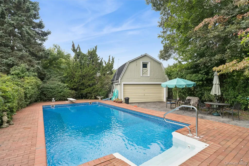 21 Connecticut Avenue Freeport NY 11520
