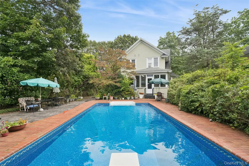 21 Connecticut Avenue Freeport NY 11520
