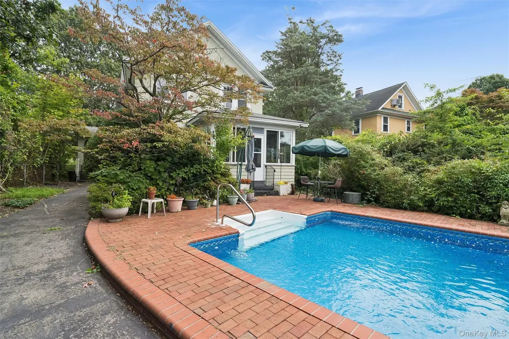 21 Connecticut Avenue Freeport NY 11520