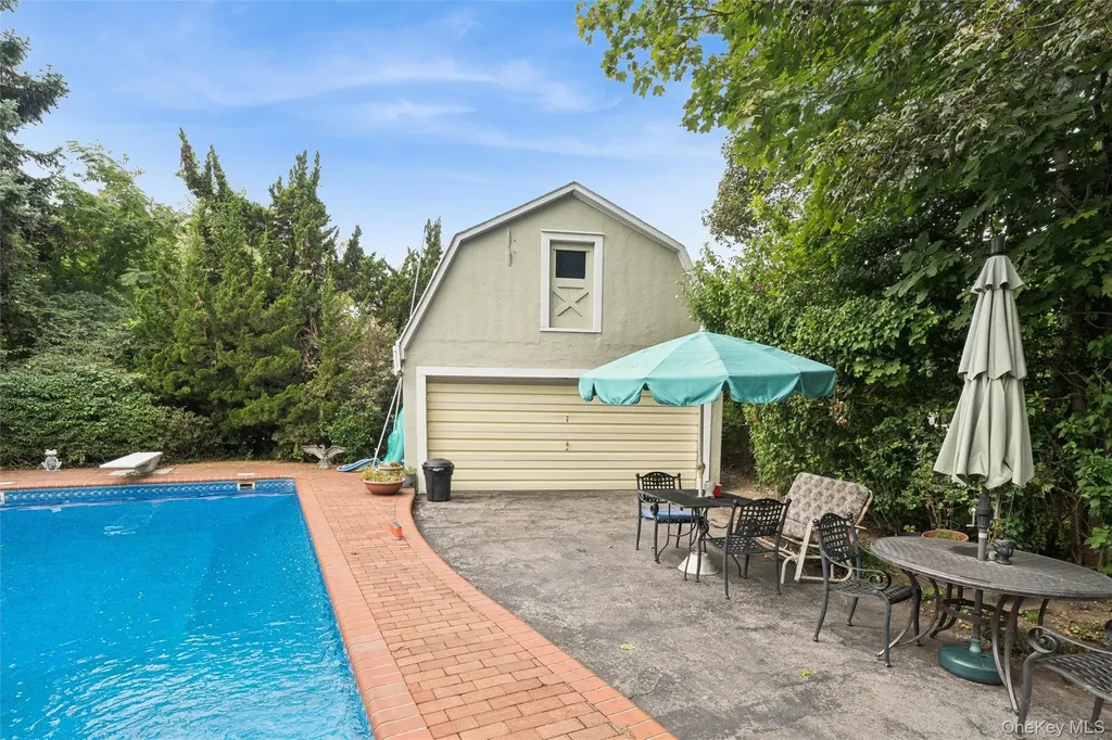 21 Connecticut Avenue Freeport NY 11520