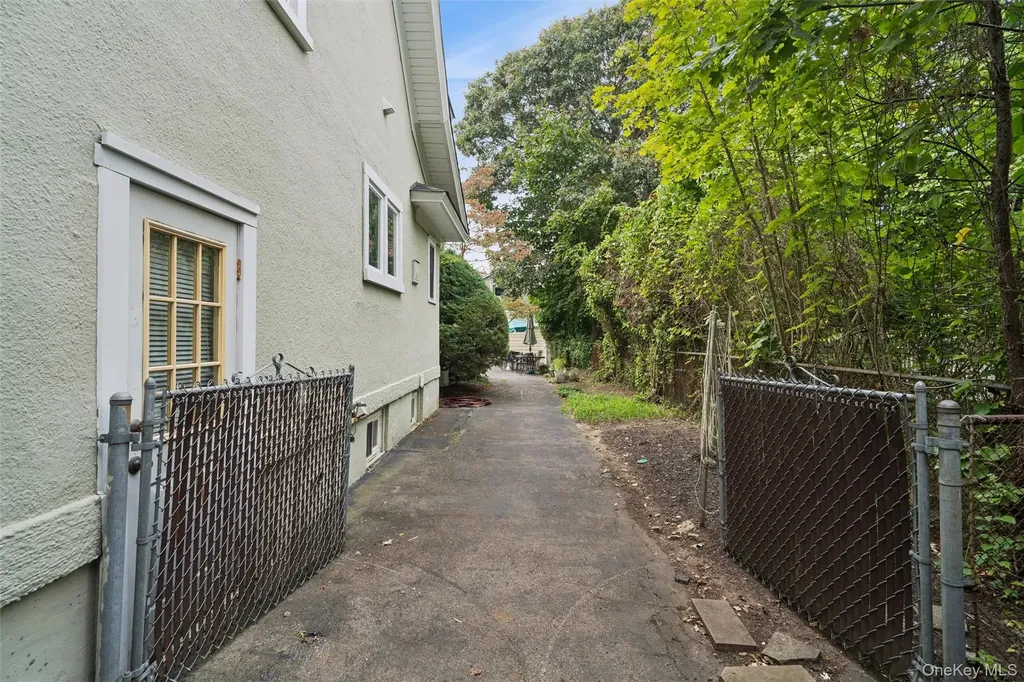 21 Connecticut Avenue Freeport NY 11520