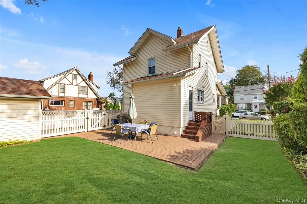 35 Manor Road Lynbrook NY 11563