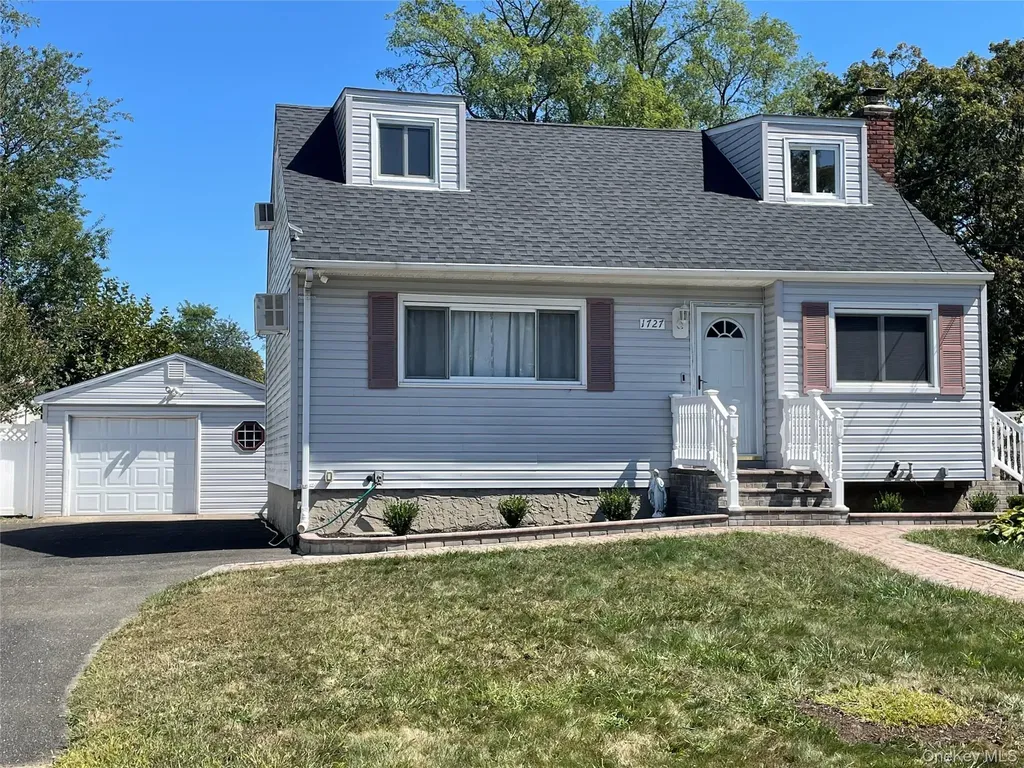 1727 Pine Grove Boulevard Bay Shore NY 11706