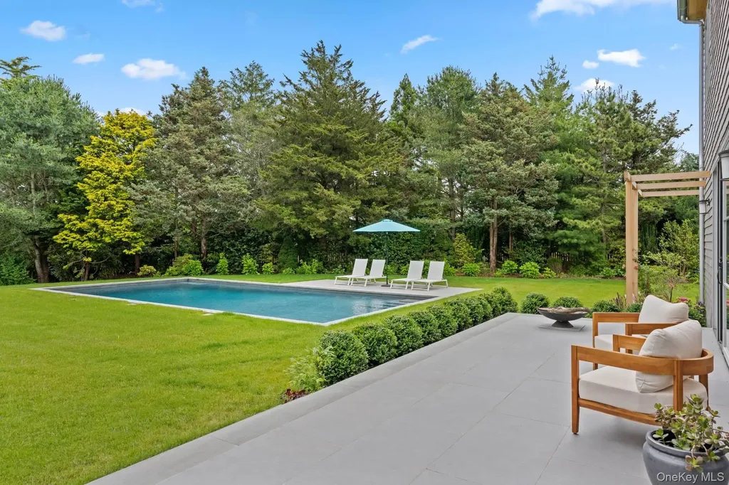 26 Georgian Lane Water Mill NY 11976