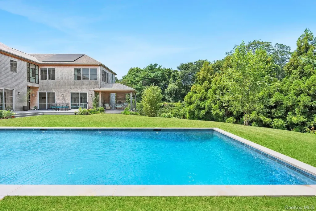26 Georgian Lane Water Mill NY 11976