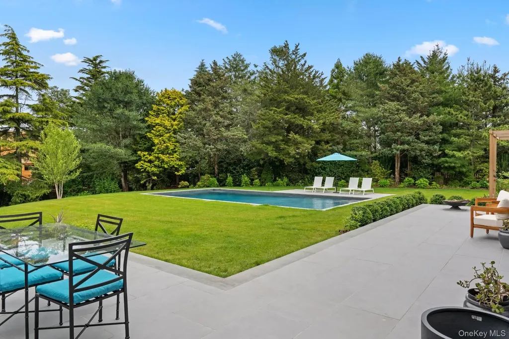26 Georgian Lane Water Mill NY 11976