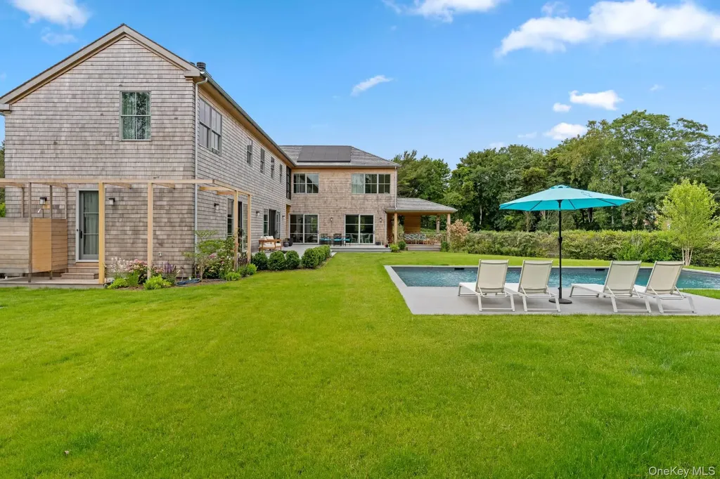 26 Georgian Lane Water Mill NY 11976