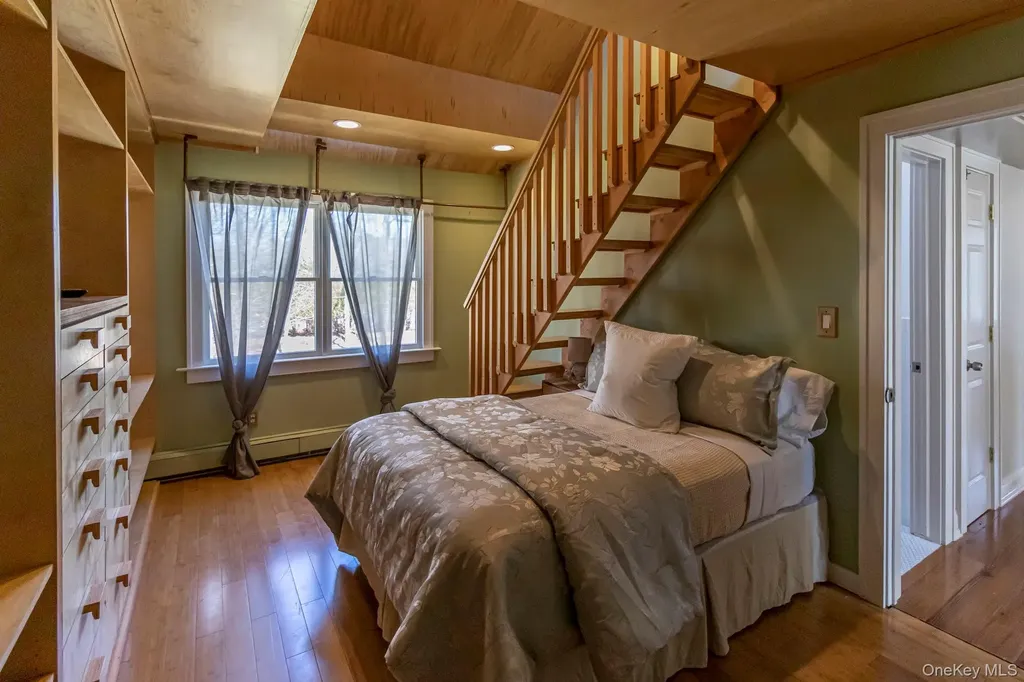 6 Bayview Terrace Hampton Bays NY 11946